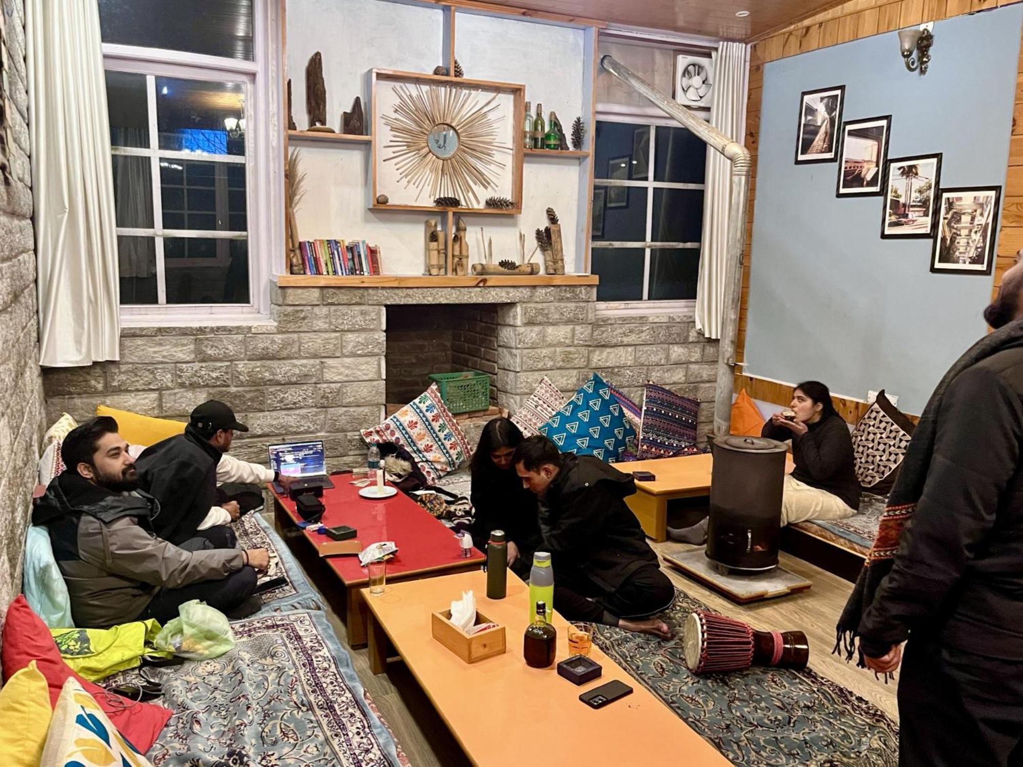 Fluestern Hostel And Cafe Nagar  Exterior photo