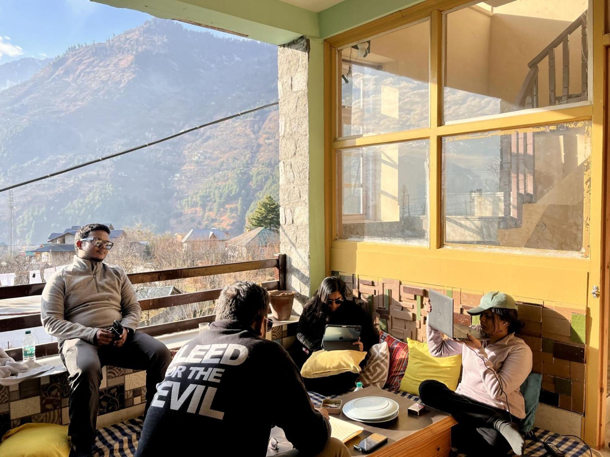 Fluestern Hostel And Cafe Nagar  Exterior photo